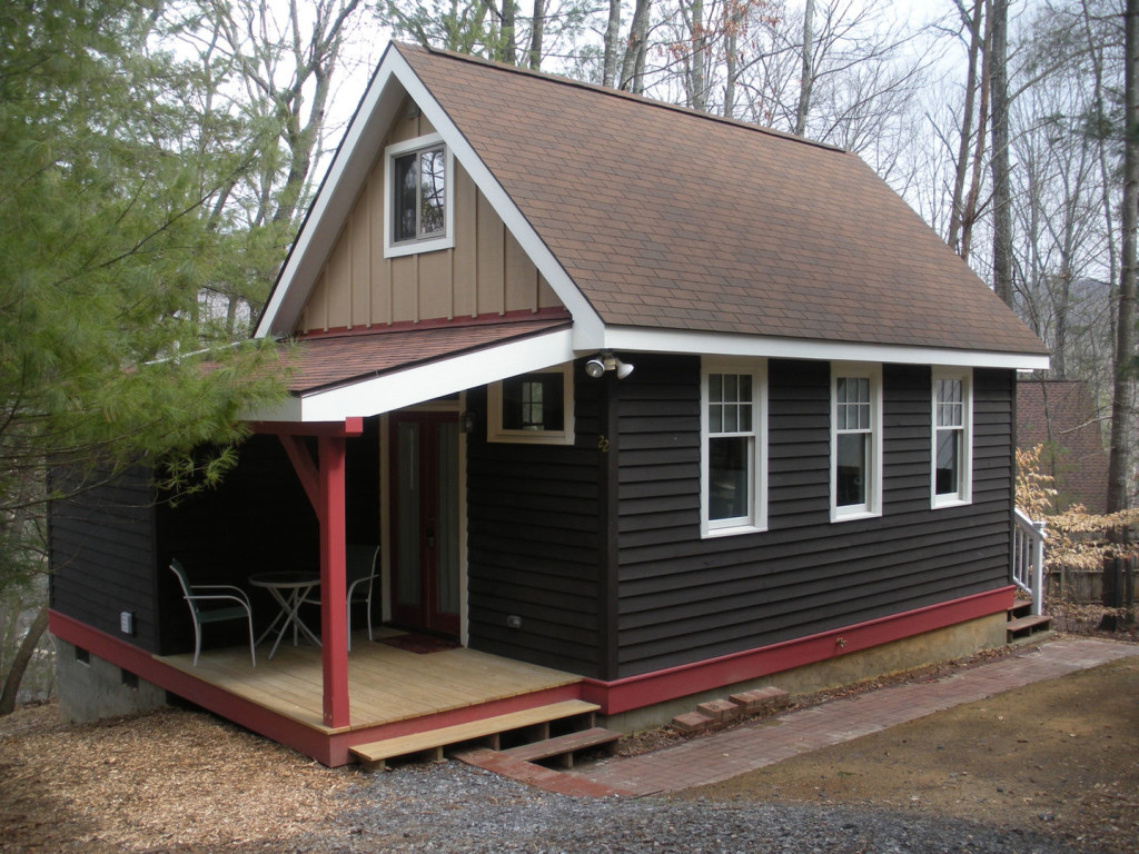 compact-asheville-cottage-exterior1-via-smallhousebliss
